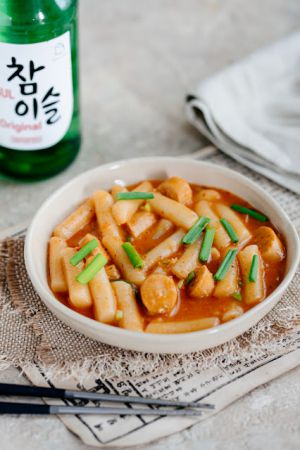 Recette Tteokbokki; gâteaux de riz coréens et sauce épicée