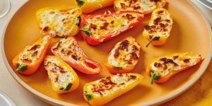 Recette Watch These Mini 5-Ingredient Stuffed Peppers Disappear at Your Next Tailgate
