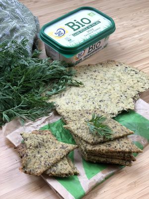 Recette Crackers aux fanes de carottes et à la margarine Fruit d'Or bio sans huile de palme {recette #apéro #vegan #recup }