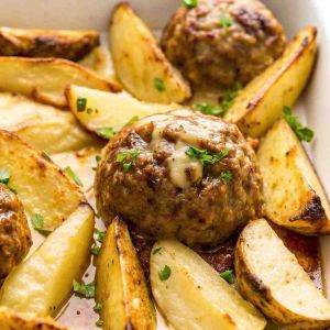 Recette Sheet Pan Biftekia with Lemony Potato Wedges