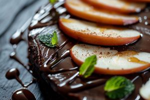 Recette Délicieux gâteau fondant avec seulement une pomme et du chocolat