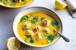 Recette Soupe citron épinards aux boulettes de poulet et feta