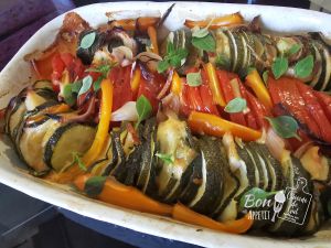 Recette Tian de courgettes, tomates, poivrons et mozza au basilic, un classique estival