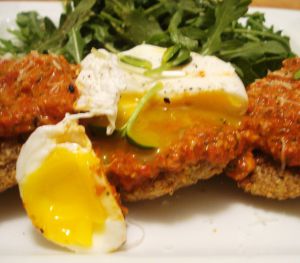 Recette Croquettes de quinoa, pesto de poivrons rouges rôtis et oeufs pochés