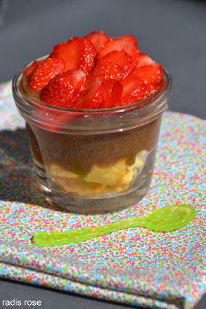 Recette Compote de rhubarbe à la vanille, fraises et sablés vanille