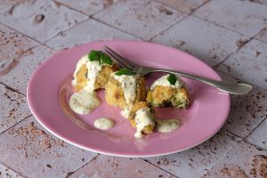 Recette Croquettes de pommes de terre, vert de bettes et parmesan, sauce à la moutarde à l'ancienne (air fryer)