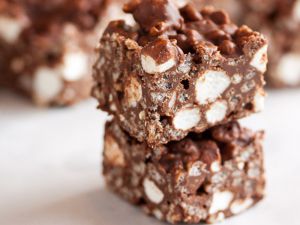 Recette Ces barres croustillantes de guimauves et de chocolat sont totalement délicieuses