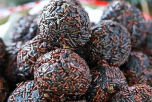 Recette Délicieuses boules de biscuits Oréo au rhum (4 ingrédients)!