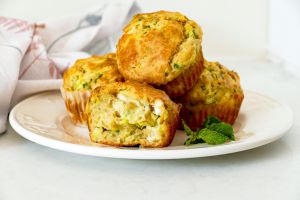 Recette Muffins salés à la courgette, feta, basilic et menthe