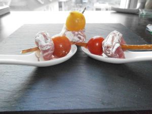 Recette Amuse-bouche : Brochette de bretzel, tomate cerise, jambon cru et fromage frais
