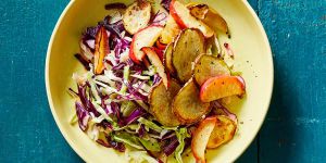 Recette Maple-Cider Slaw with Air-Fried Apples and Potatoes