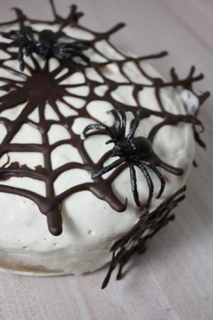 Recette Halloween: Gâteau aux cookies, topping fromage blanc et fromage frais et toile d'araignée en chocolat