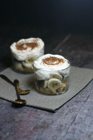 Recette Verrines de banane biscuit caramel et chantilly au chocolat blanc