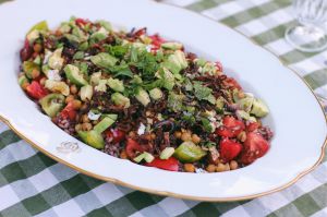 Recette Salade tomates, riz, pois chiches au cumin, oignons frits, avocat & herbes fraîches