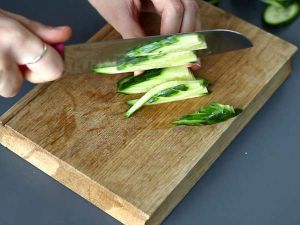 Recette Salade colorée aux vermicelles de riz et crevettes et sa sauce relevée à la cacahuète