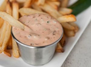 Recette Sauce parfaite pour les frites et hamburgers au bacon et jalapeño!