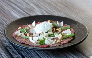 Recette Carpaccio de boeuf aux noisettes  à ma façon, crème à la moutarde à l'ancienne