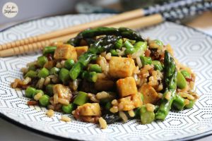 Recette Wok d'asperges et de petits pois, dés de tofu et riz complet - recette vegan