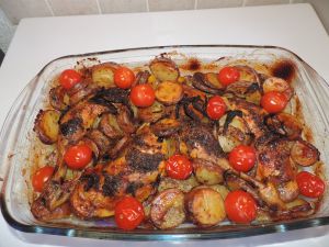 Recette Cuisses de poulet , Pdt et tomates cerises rôties aux herbes