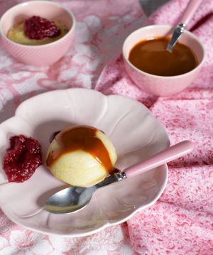 Recette Petit gâteau de polenta à la vanille au caramel et "fondue" de cranberries