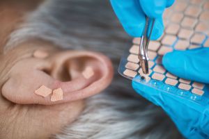 Recette We Asked Doctors If Ear Seeding Actually Eases Stress and Muscle Pain. Here's the Verdict