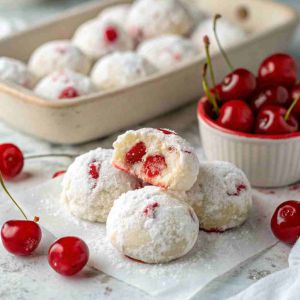 Recette Cherry Snowball Cookies – Powdered Sugar Coated