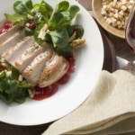 Recette Poitrine de faisan rôtie, sauce aux canneberges et salade de mâche aux noix