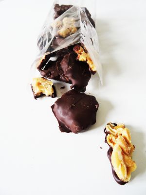 Recette Nougatine de cacahuètes enrobée de Chocolat Noir [ Terribles Friandises ]