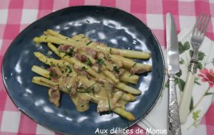 Recette Asperges blanches à la crème de parmesan au jaune d'œuf et lardons