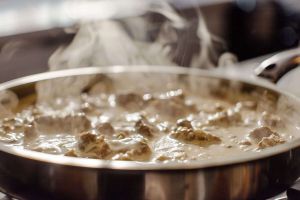 Recette Dites adieu au récurage : la méthode infaillible pour des casseroles impeccables