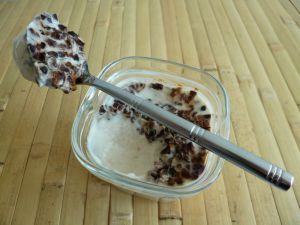 Recette Yaourts soja maison aux éclats de fèves de cacao et avec Sukrin (sans sucre)