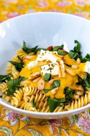 Recette Pâtes sauce aux poivrons jaunes, feta, basilic et amandes