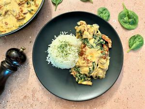Recette Poulet à la crème, aux épinards, champignons et tomates séchées
