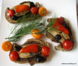 Recette Tartines grillées à la crème "sardines / foie de morue/ fruits secs / olive /aneth avec des poivrons et des tomates
