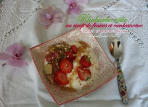 Recette Rhubarbe rôtie au sirop de fraises, cardamome, fraises et yaourt grec