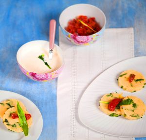 Recette Polenta grillée à l'ail des ours, tomates confites et crème de parmesan
