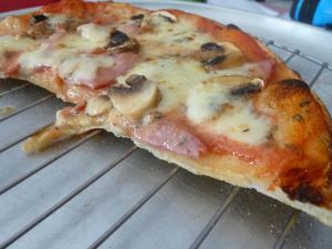 Recette Pizza champignons bacon mozzarelle au four à pizza