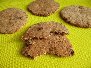 Recette Cookies crus cacao coco sarrasin chia avec pommes, dattes, raisins, noix, noisettes (diététiques, sans gluten, riches en fibres)