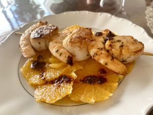 Recette Brochettes de saint-jacques et crevettes et carpaccio d’orange