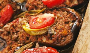 Recette D'aubergines farcies à l'agneau, tomates et champignons