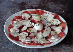 Recette Carpaccio de bresaola, champignons et parmesan : assiette italienne