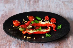 Recette Piments doux des Landes farcis au chèvre frais et pecorino, petites tomates et pignons