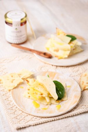 Recette Mille-feuilles de pain carasau, pecorino, poire et miel en hommage à la Sardaigne