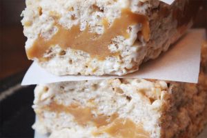 Recette Recette facile de carrés aux Rice Krispies, caramel et épices à la citrouille!