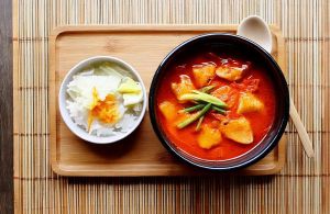 Recette Kimchi jjigae de Crash Landing on You : une recette à déguster devant votre K-Drama préféré