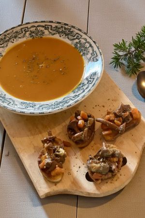 Recette Duo festif : velouté au potiron à la crème de millet et crostini forestiers