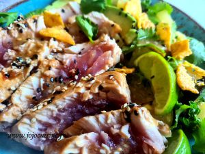 Recette Salade de Tataki de Thon en croûte de Sésame à l'Ananas, Avocat et Vinaigrette au Gingembre