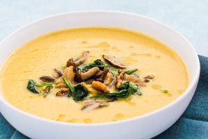 Recette Soupe au maïs et son topping de champignons et pousses d’épinards (vegan)