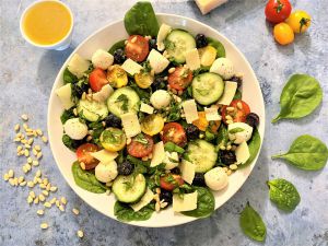 Recette Salade d’épinards, concombre, tomates cerises, mozzarella et myrtilles