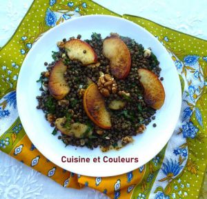Recette Salade tiède de lentilles vertes, pommes rôties et noix